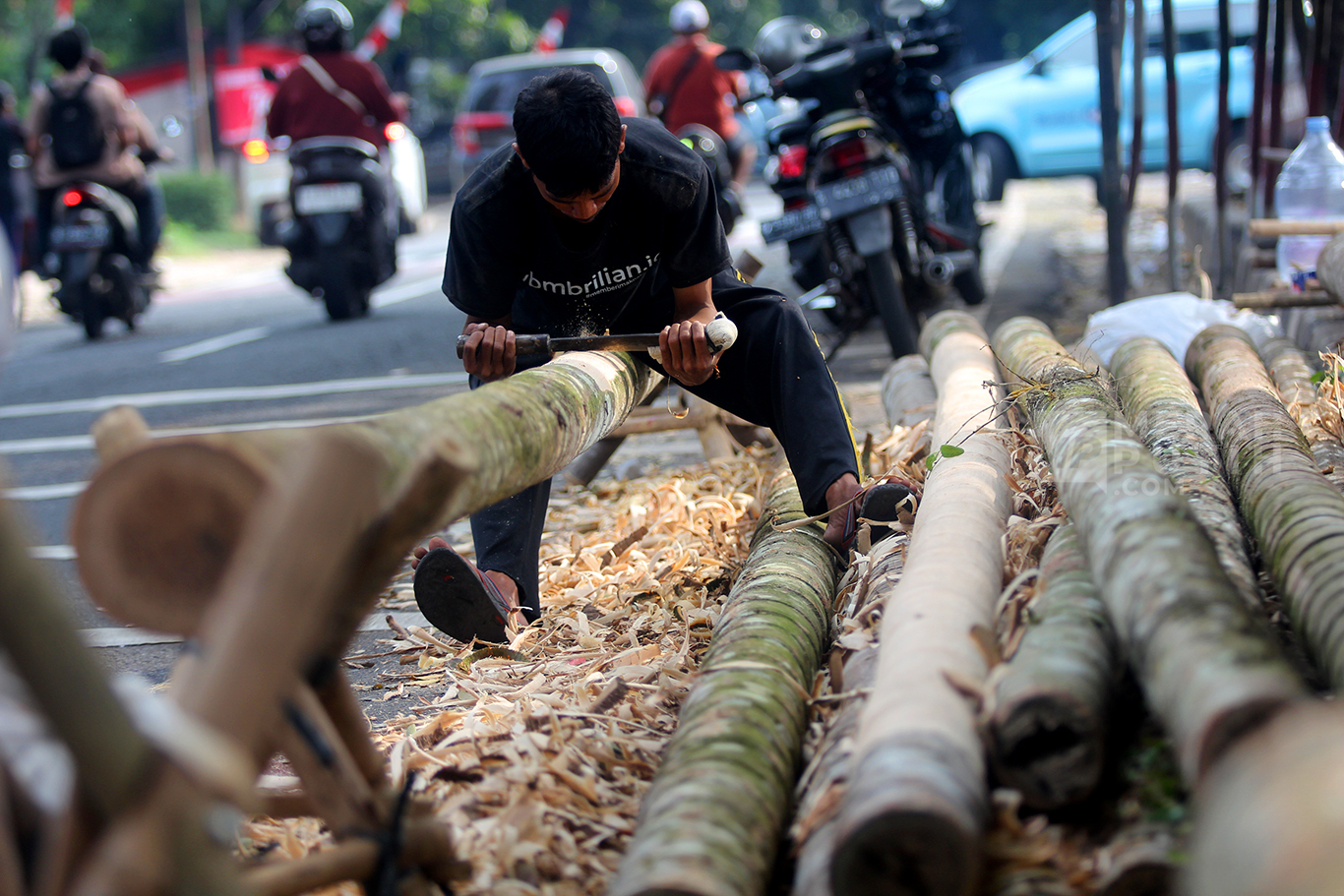 Perajin Pohon Pinang Menjamur Jelang Perayaan HUT Kemerdekaan RI ke-79