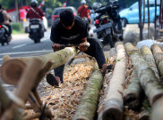 Perajin Pohon Pinang Menjamur Jelang Perayaan HUT Kemerdekaan RI ke-79