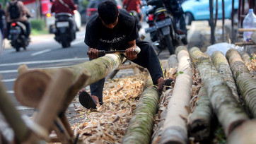 Perajin Pohon Pinang Menjamur Jelang Perayaan HUT Kemerdekaan RI ke-79