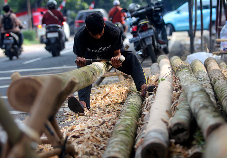 Perajin Pohon Pinang Menjamur Jelang Perayaan HUT Kemerdekaan RI ke-79