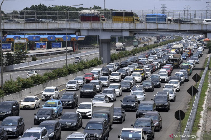 Kendaraan memadati ruas Tol Jagorawi KM 6 di Jakarta, Kamis (29/10/2020). ANTARA FOTO/Hafidz Mubarak A/foc