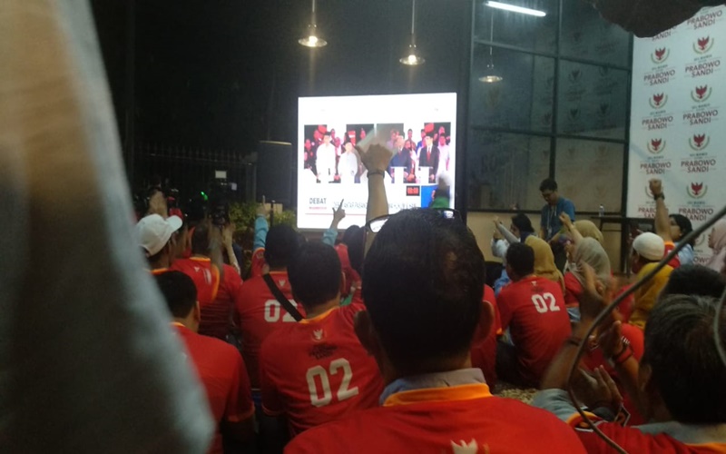 Nobar Debat Capres 2019 oleh relawan Prabowo-Sandi
