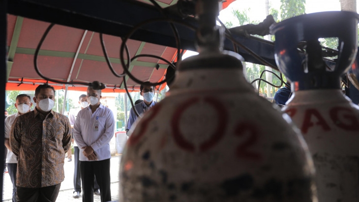 Warga Serbu Penjual Tabung Oksigen Pasar Pramuka