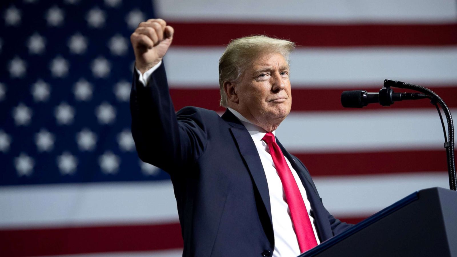 Donald Trump Mendadak Jadi Karyawan McD, Kok Bisa?