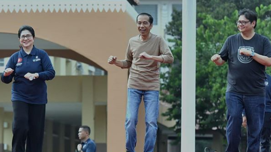 Presiden Jokowi, Menkes Nila Moeloek dan Menperin Airlangga Hartanto senam di halaman Kantor Pemerintahan Kota Tangerang, Banten, Minggu (4/11) pagi (@sekretariat.kabinet)