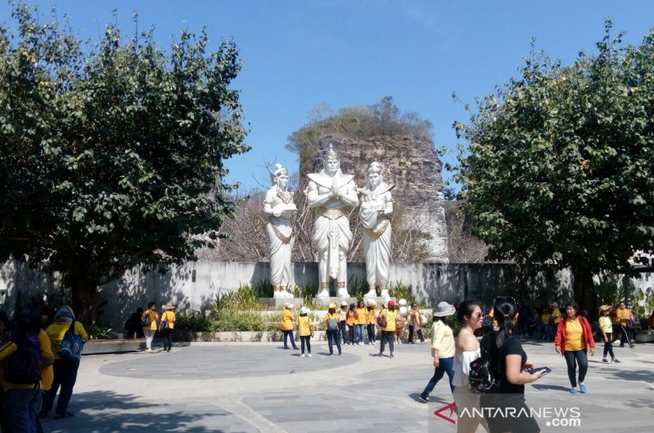 Pengunjung berfoto di area Garuda Wisnu Kencana Cultural Park Bali. (ANTARA/Yogi Rachman) 