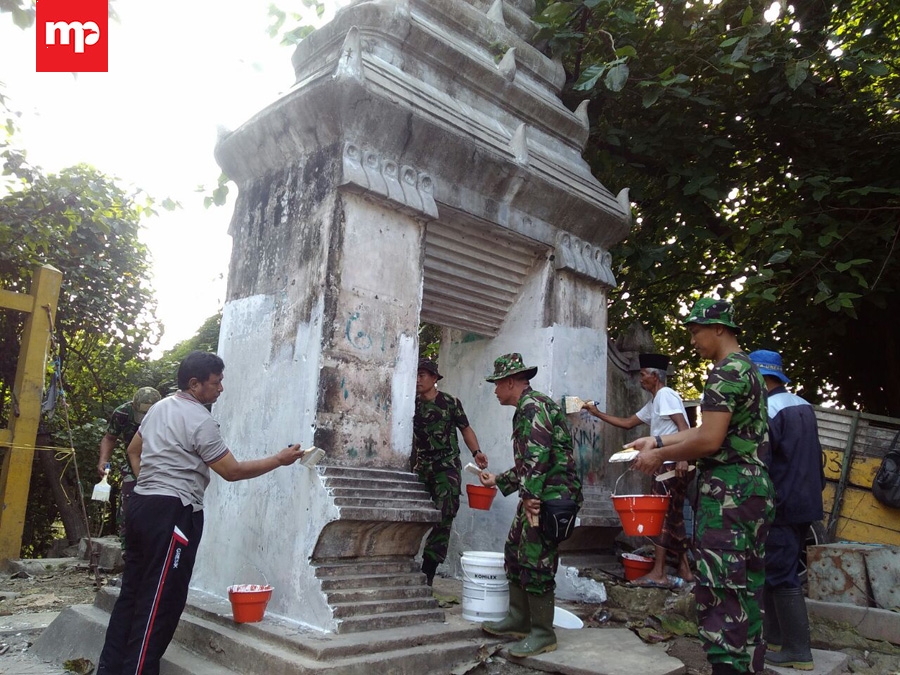 TNI dan Warga Bersih-bersih Situs Peninggalan Sunan Giri