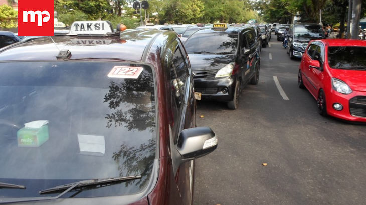 Aksi sopir taksi konvensional menolak taksi online di Kota Solo, Selasa (11/7). (MP/Win)