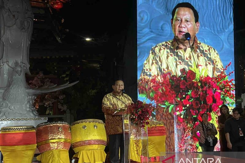 Capres nomor urut 2, Prabowo Subianto, memberi sambutan saat menyambut Tahun Baru Imlek Naga Kayu Kadin Komite Tiongkok di Pantjoran Pantai Indah Kapuk (PIK) Jakarta, Jumat (2/2)
