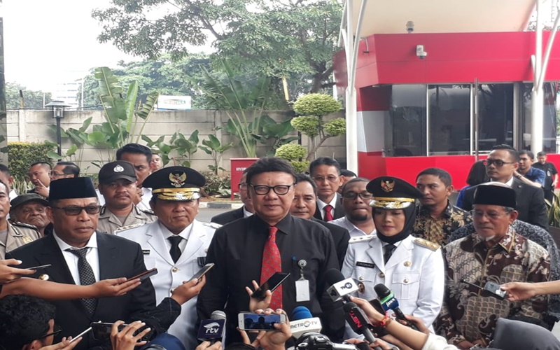 Gubernur Maluku Murad Ismail bersama Gubernur dan Wakil Gubernur Lampung ditemani Mendagri Tjahjo Kumolo di Gedung KPK, Jakarta
