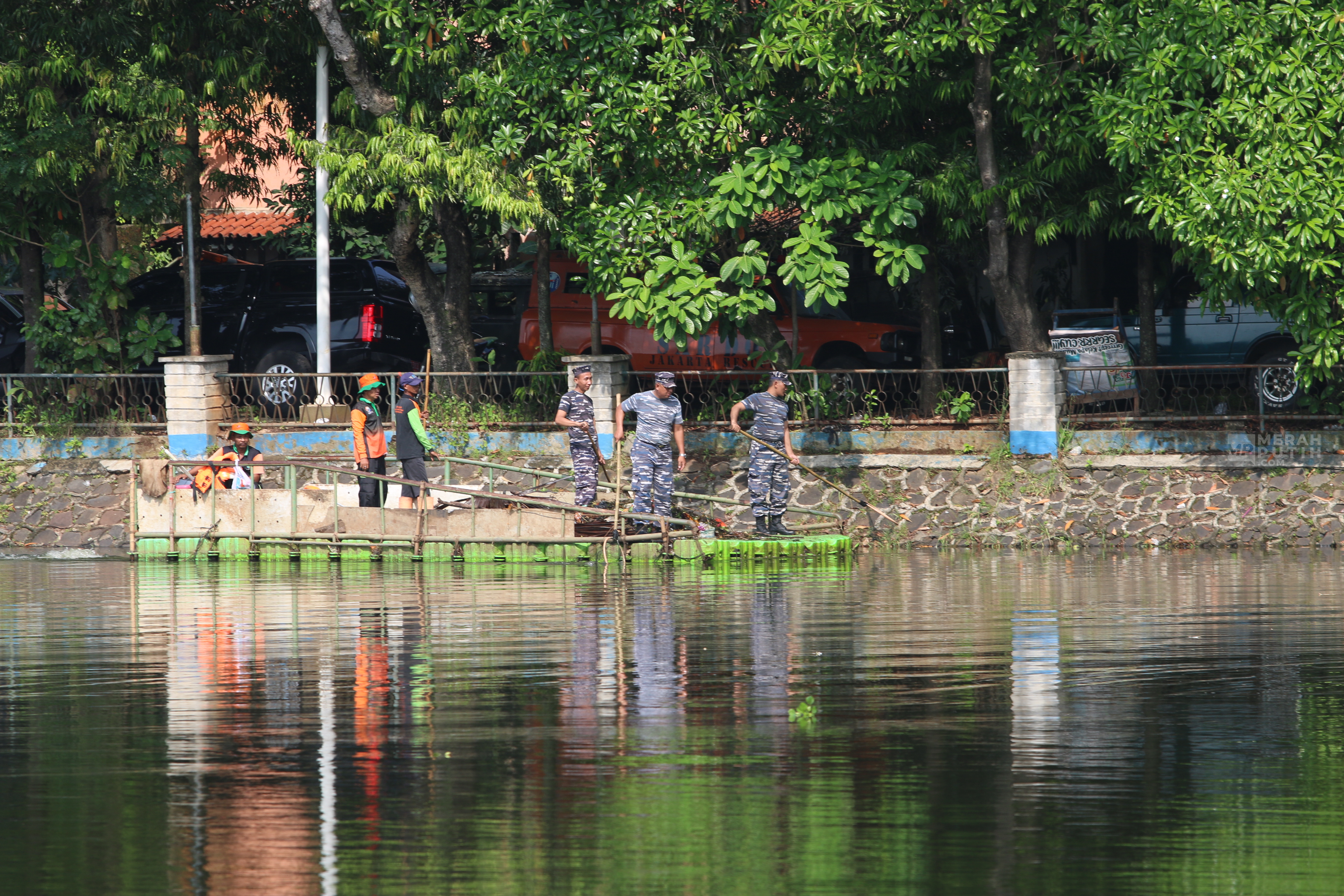 TNI AL dan Pasukan Oranye Kompak Basmi Ikan Sapu-Sapu di Setu Babakan