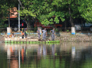 TNI AL dan Pasukan Oranye Kompak Basmi Ikan Sapu-Sapu di Setu Babakan