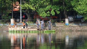 TNI AL dan Pasukan Oranye Kompak Basmi Ikan Sapu-Sapu di Setu Babakan