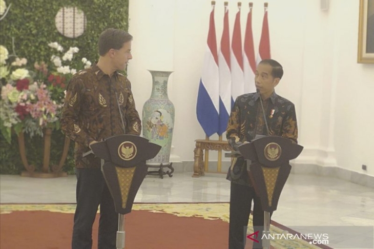 Presiden Jokowi dan PM Belanda Mark Rutte menyampaikan pernyataan bersama usai pertemuan bilateral di Istana Bogor, Senin (7/10/2019). (ANTARA/Agus Salim)