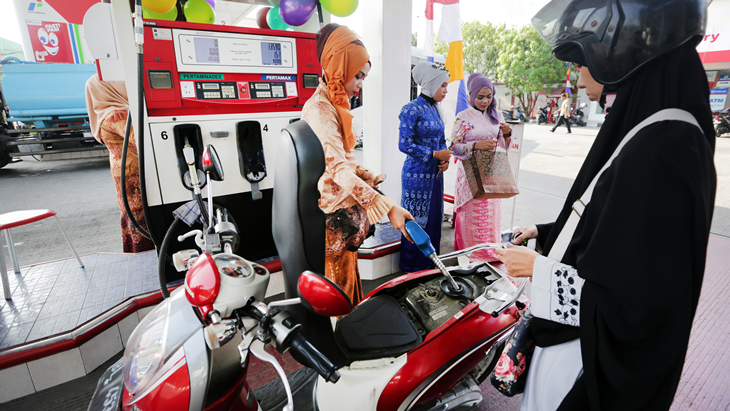 Petugas Stasiun Pengisian Bahan Bakar Umum (SPBU) Kampung Mulia mengenakan kebaya untuk melayani konsumen pada peringatan Hari Kartini 2018 di Banda Aceh, Aceh, Sabtu (21/4). Sebanyak lima unit SPBU PT Pertamina (Persero) Marketing Operation Region (MOR) I di wilayah Sumbagut memberikan pelayanan khusus kepada konsumen perempuan untuk memeriahkan peringatan Hari Kartini 2018. ANTARA FOTO/Irwansyah Putra/ama/18.