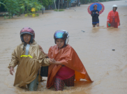 Badai Cempaka Hajar 464 Trafo, 70 Ribu Rumah di Pacitan Gelap Gulita  