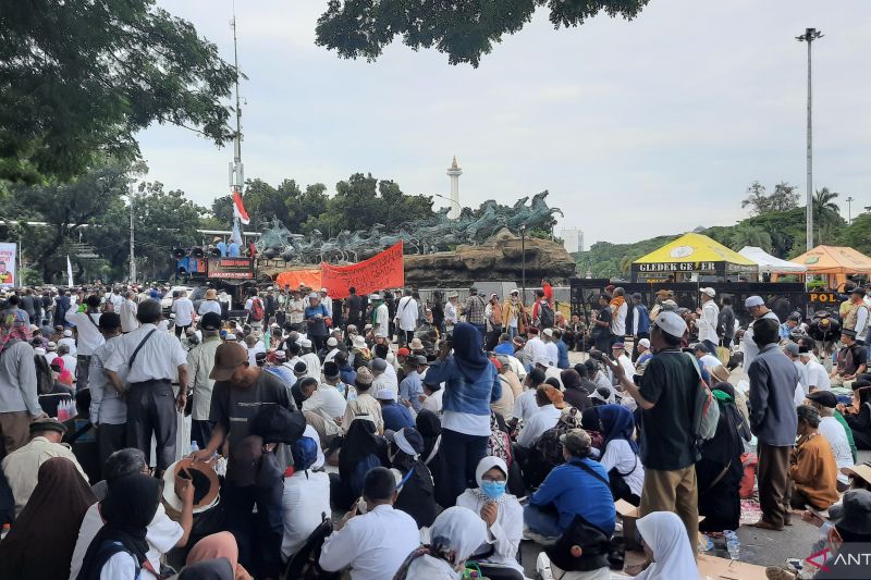 Cara Emak-Emak Hilangkan Stres: Ikut Demo Dekat Gedung MK