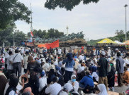 Cara Emak-Emak Hilangkan Stres: Ikut Demo Dekat Gedung MK