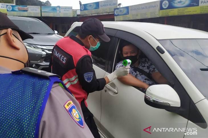 Petugas di perbatasan Cianjur, Jawa Barat, terus memperketat pemeriksaan terhadap pengendara dan pemudik yang hendak pulang ke kampung halamanya di sejumlah wilayah di Cianjur, terlebih setelah sejumlah wilayah di Jabodetabek melakukan PSBB (Ahmad Fikri)