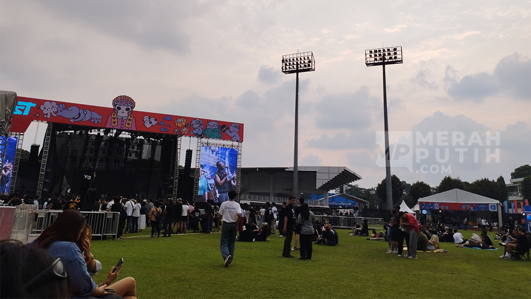 Senja, Moshing, dan Kolaborasi Lokal: Hari Pertama Localfest 2025 Penuh Energi
