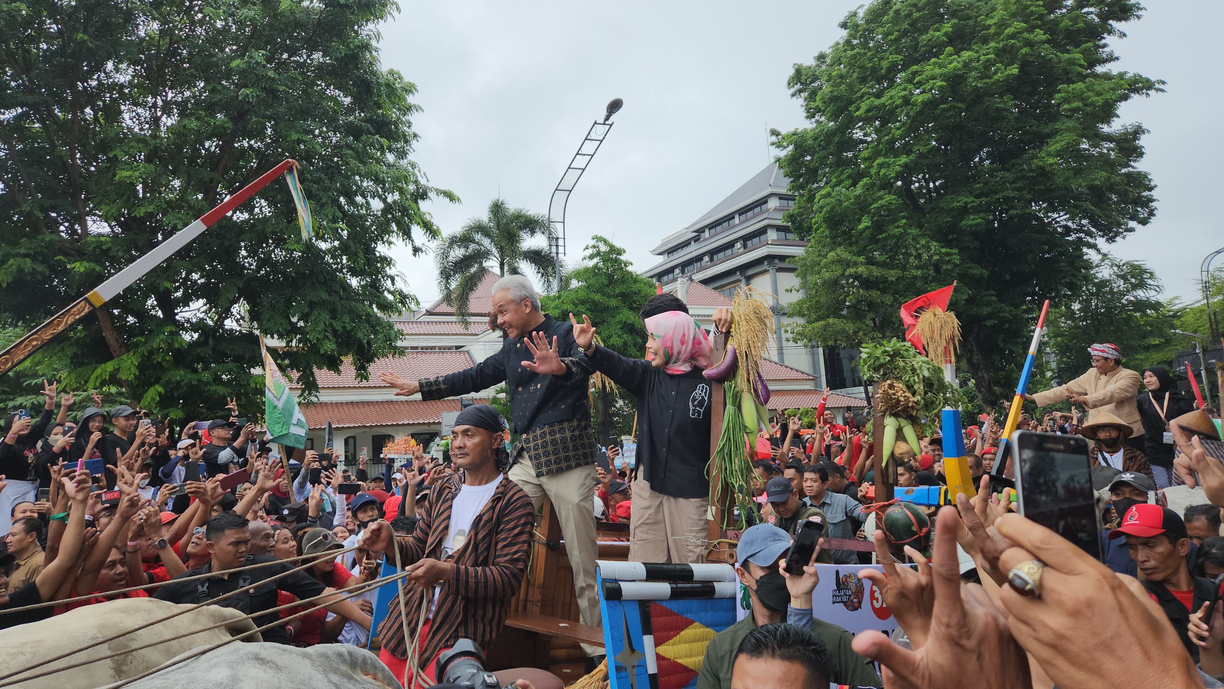 Jalanan Utama Solo Penuh Massa, Ganjar-Mahfud Kirab Budaya di Depan Kantor Gibran