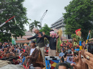 Jalanan Utama Solo Penuh Massa, Ganjar-Mahfud Kirab Budaya di Depan Kantor Gibran