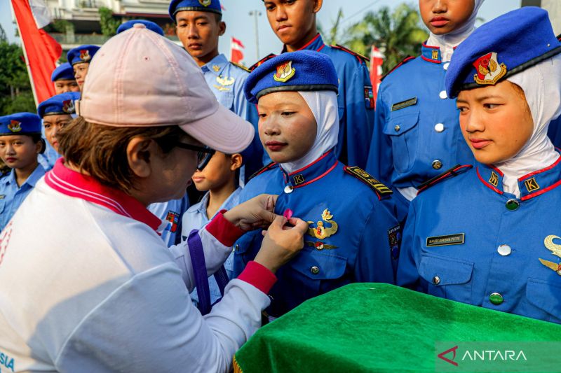 Pengurus YKI Kota Bogor membagikan pita berwarna pink kepada masyarakat yang beraktivitas di sekitar kawasan Tugu Kujang, Kota Bogor, Jawa Barat, Rabu (26/8/2026). ANTARA/HO-Pemkot Bogor