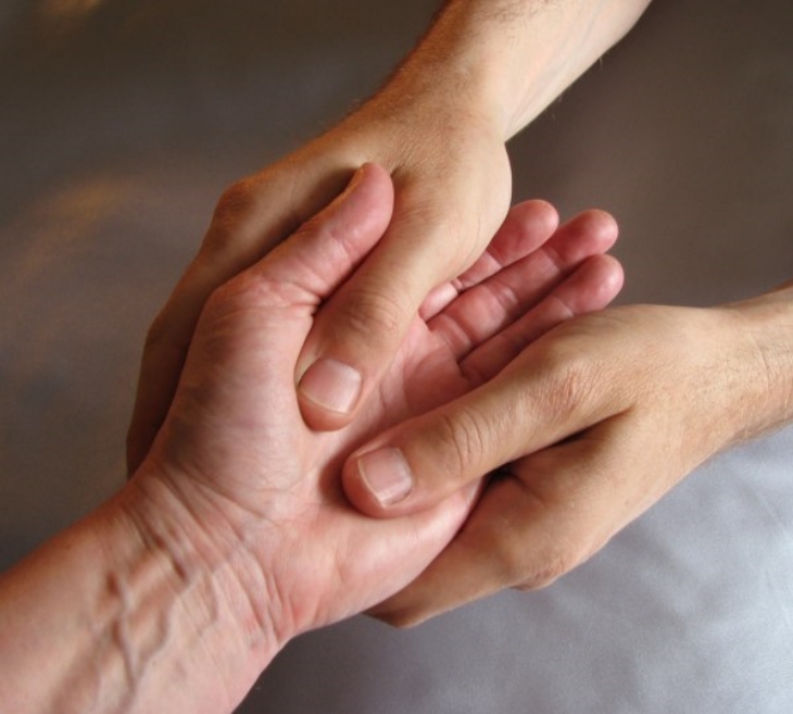 Warna kulit cerah dapat membuat urat menjadi lebih tampak. (Foto: Massage Magazine)