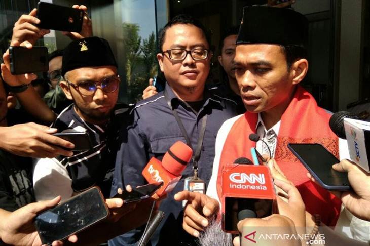 Pendakwah kondang Ustadz Abdul Somad memberikan keterangan usai mengisi kajian di gedung KPK, Jakarta, Selasa (19/11/2019). ANTARA FOTO/Benardy Ferdiansyah.