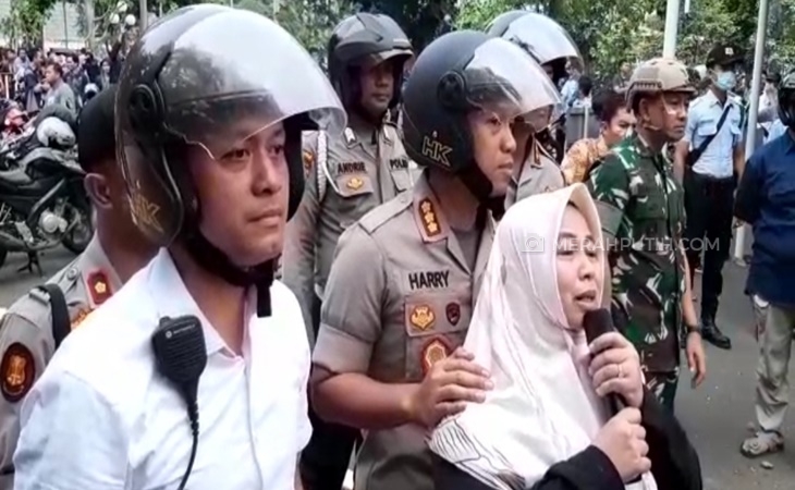  Seorang Ibu Menangis Lihat Anaknya Terlibat Kerusuhan Dalam Aksi di DPR
