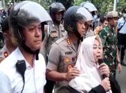  Seorang Ibu Menangis Lihat Anaknya Terlibat Kerusuhan Dalam Aksi di DPR