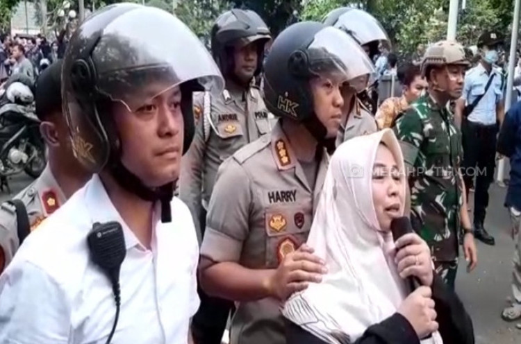  Seorang Ibu Menangis Lihat Anaknya Terlibat Kerusuhan Dalam Aksi di DPR