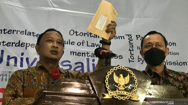 Anggota Komnas HAM Mohammad Choirul Anam (kiri) menunjukkan surat balasan dari KPK saat jumpa pers, Selasa (8/6). ANTARA/Genta Tenri Mawangi
