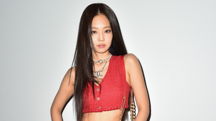 Jennie BLACKPINK Tampil Ikonik dengan Busana Serba Merah Pada Paris Fashion Week 2021