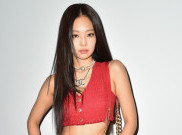 Jennie BLACKPINK Tampil Ikonik dengan Busana Serba Merah Pada Paris Fashion Week 2021