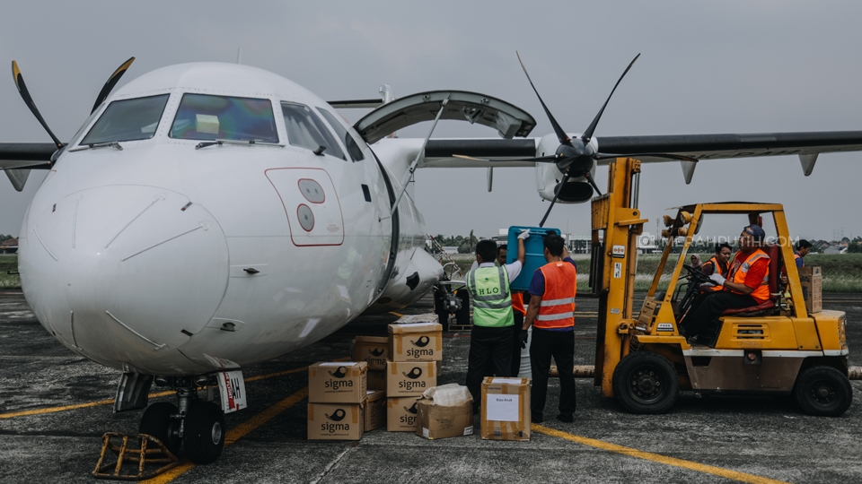 Setiap harinya selama enam hari pesawat ATR 72-500 satu kali mengirimkan logistik ke Palu, Pelita Air Service juga akan mengerahkan pesawat Air Tractor untuk mengangkut 4000 liter Solar dari Terminal BBM Tarakan, Kalimantan ke Palu untuk mengoptimalkan pendistribusian BBM. Merahputih.com / Rizki Fitrianto