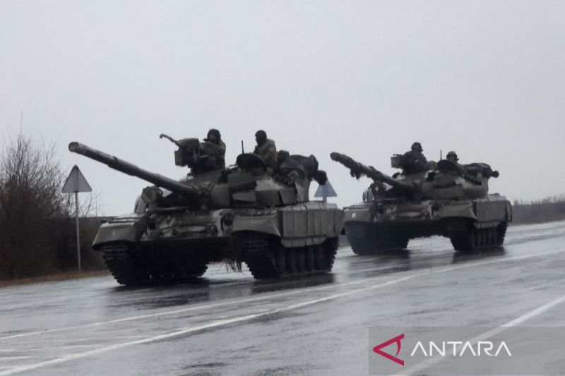 Tank bergerak ke kota, setelah Presiden Rusia Vladimir Putin mengizinkan operasi militer di Ukraina timur, di Mariupol, 24 Februari 2022. (ANTARA/Reuters/Carlos Barria/as)