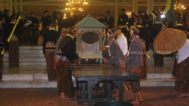 Pertama Kali Ikut Kirab Malam 1 Suro, Menteri Susi Gregetan