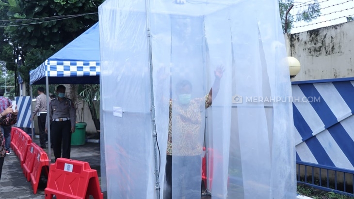 Warga Datang ke Kantor Ditlantas Polda DIY Wajib Disemprot di Bilik Antiseptik