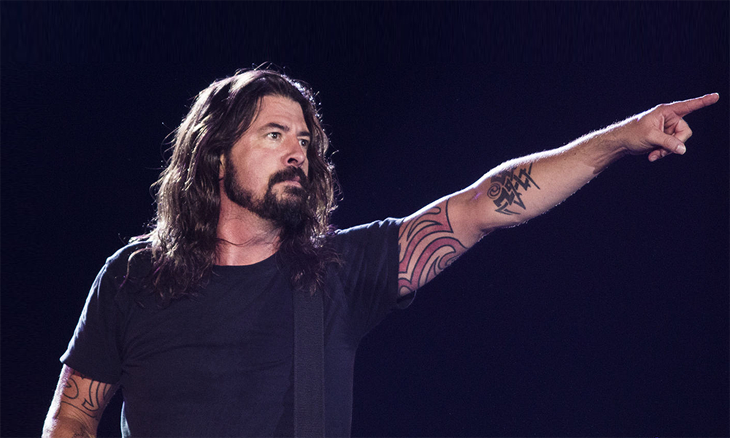 Fan Nyelonong ke Panggung, Dave Grohl Malah Lakukan Ini