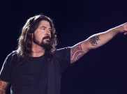 Fan Nyelonong ke Panggung, Dave Grohl Malah Lakukan Ini