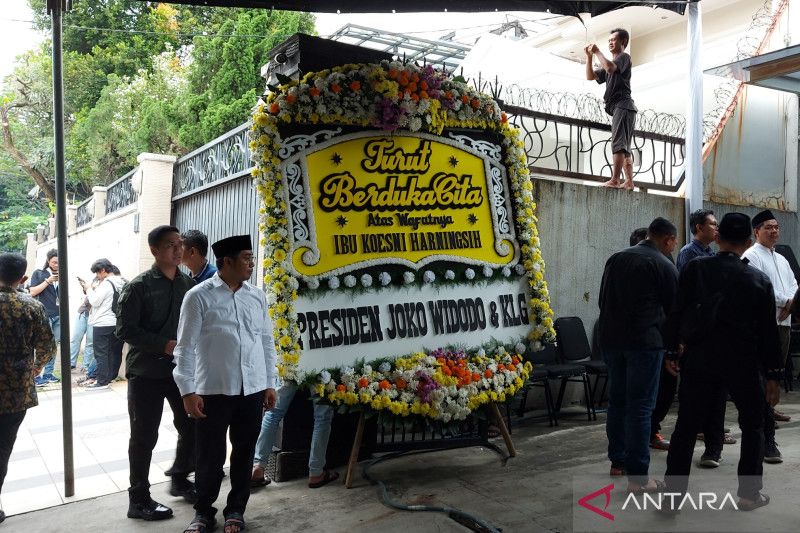 Karangan bunga dari Presiden Republik Indonesia Joko Widodo di rumah duka Jalan Terusan Lembang 54, Jakarta Pusat, Minggu (12/3/2023). ANTARA/Fianda Sjofjan Rassat