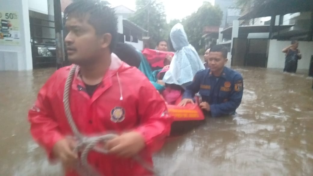 Jakarta Banjir, Petugas Fokus Evakuasi Warga