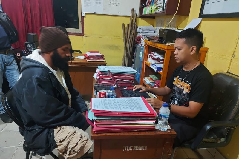 Penyidik Polres Merauke memeriksa tersangka EKM (38) penyebar ujaran kebencian di media sosial, Merauke, Papua, Rabu (9/6/2021) (ANTARA/HO-Satgas Operasi Nemangkawi)
