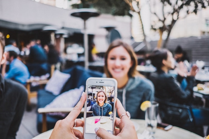 Konten TikTok disajikan dalam bentuk audio visual. (Foto: Unsplash/JoshRose)