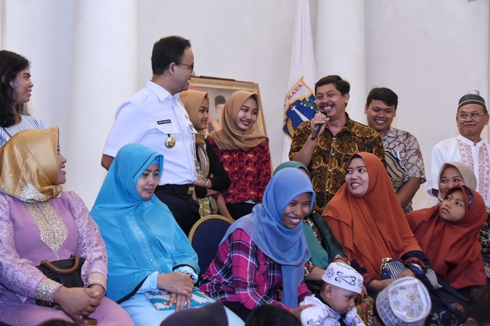 Gubernur DKI Jakarta Anies Baswedan menerima perwakilan rombongan mudik gratis yang difasilitasi Pemprov DKI Jakarta di Balaikota DKI, Jakarta Pusat, Rabu (12/6)