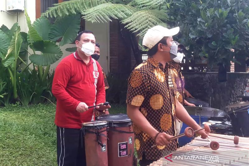 Ketua Komisi Pemberantasan Korupsi (KPK) Komjen Pol Firli Bahuri menabuh bedug bass bersama grup musik angklung seusai gowes bersama puluhan pejabat struktural lembaga antirasuah itu di Kabupaten Sleman, Daerah Istimewa Yogyakarta, Jumat pagi. (ANTARA/Luqman Hakim)