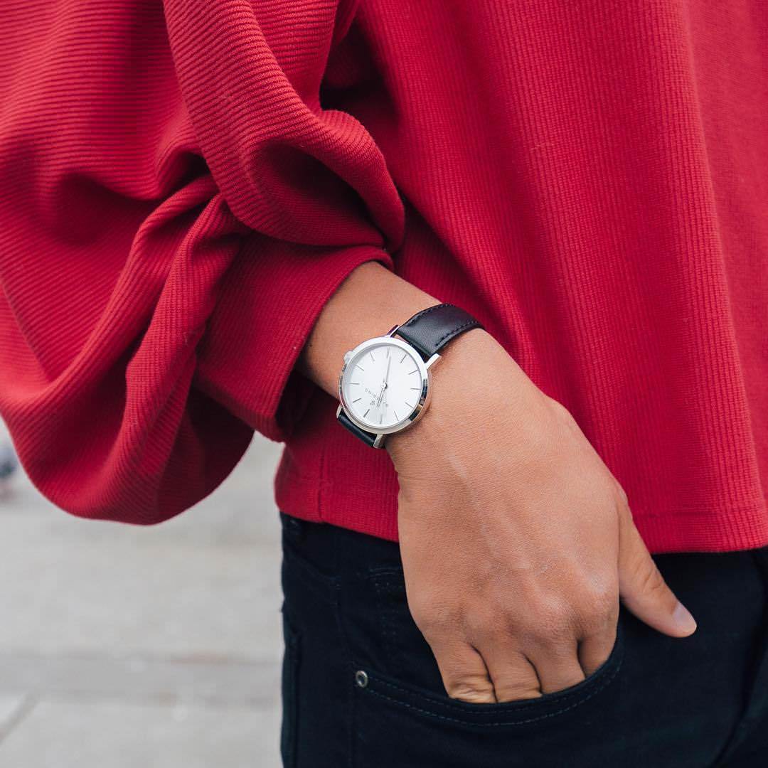 Buat dirimu terlihat lebih profesional dengan jam tangan. (Foto highstylife.com)