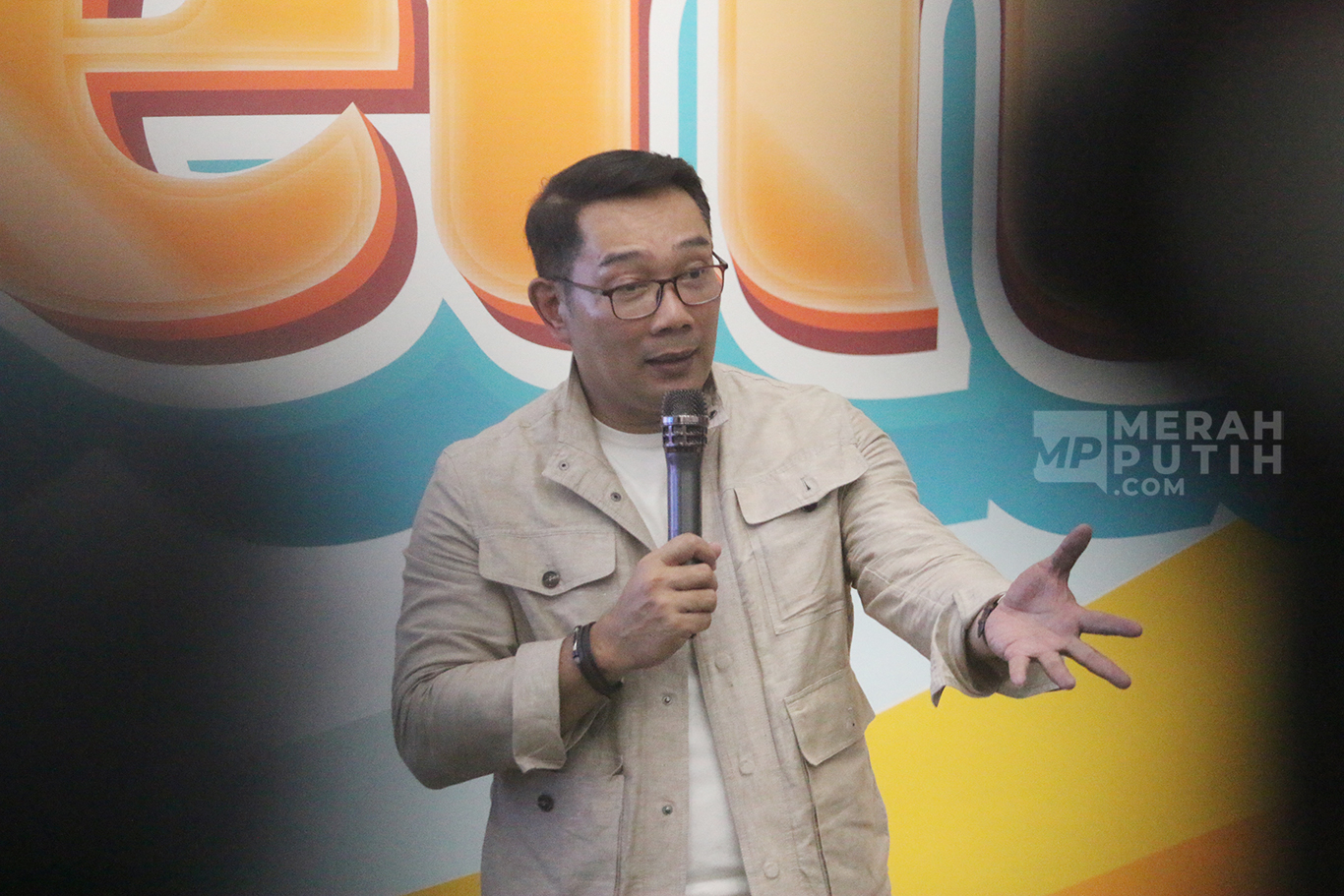 Calon Gubernur DKI Jakarta Ridwan Kamil aat menyambangi markas Relawan Muda Fanta di Fanta HQ, Jakarta, Senin (2/9/2024).