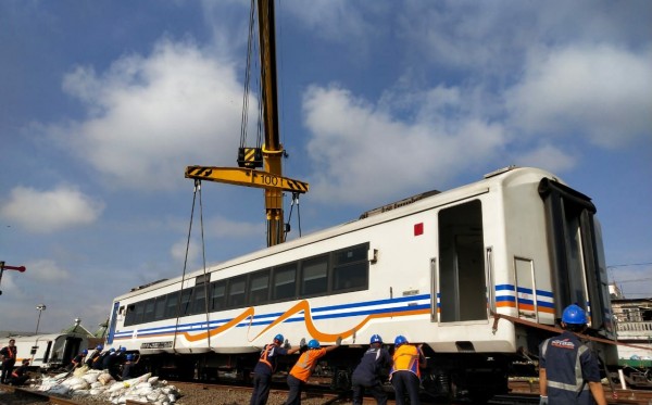 KAI Daop 8 Masih Evakuasi 7 Gerbong Anjlok di Stasiun Kota Lama